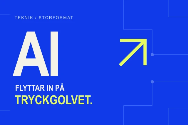 Blå typografisk affisch med stora bokstäver AI och texten Flyttar in på tryckgolvet