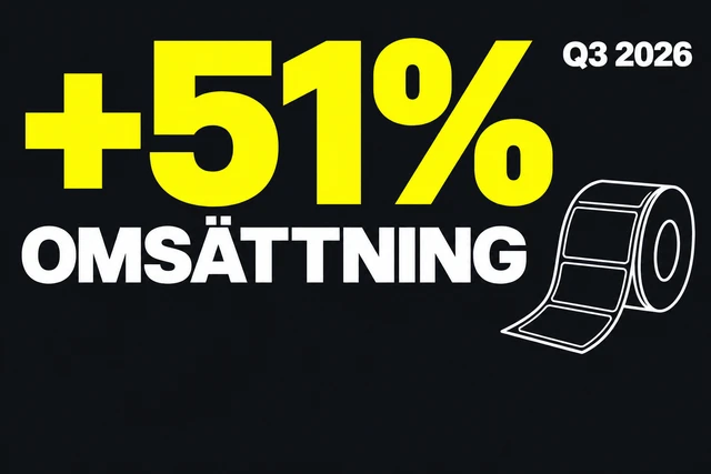 Gul text +51 procent, vit text OMSÄTTNING Q3 2026 och en stiliserad etikettrulle på svart bakgrund.